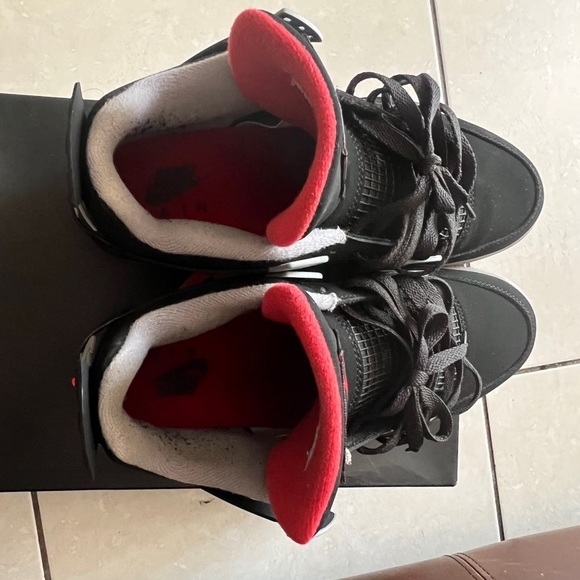 Jordan Bred 4s 2019 Size 10.5 - Picture 5 of 6